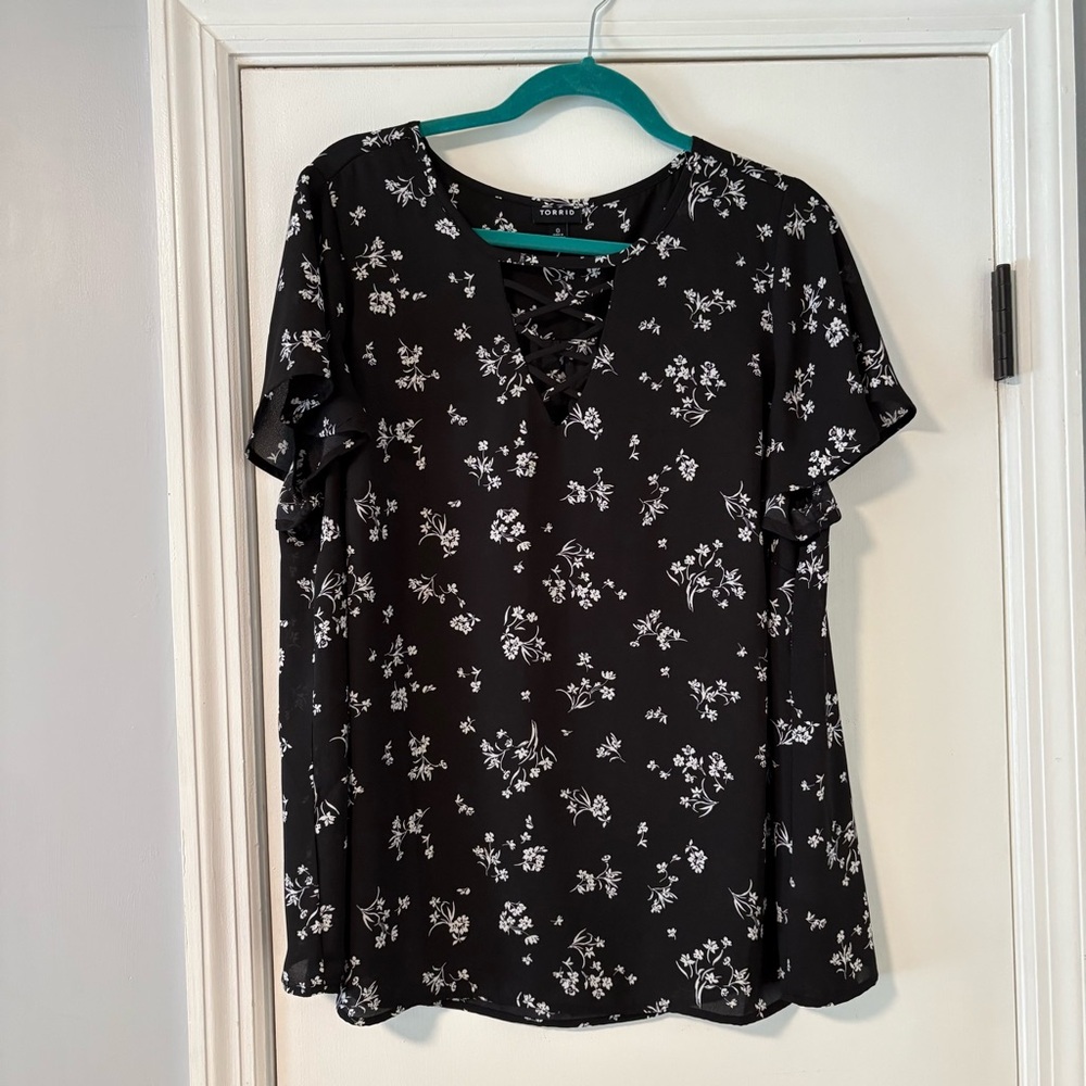 Torrid Black and White Floral Relaxed Blouse